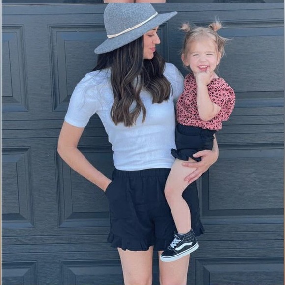 Black ruffle Shorts_Spring_New(Small size 6) - Picture 2 of 4